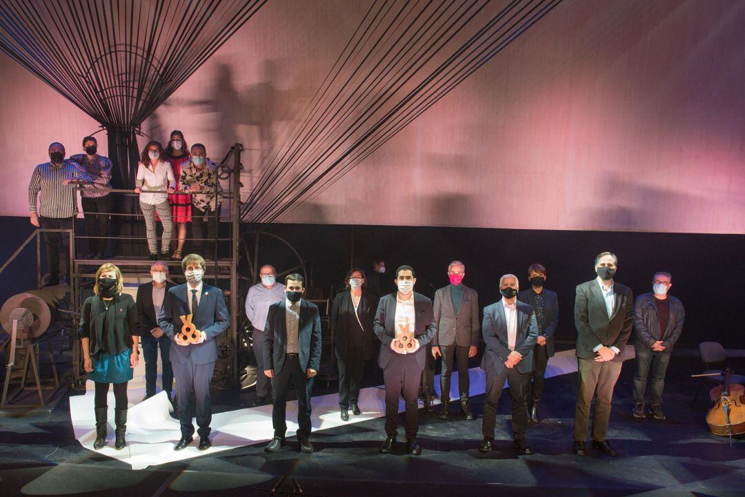 Los alcaldes de Alcoy, Antonio Francés, y Bocairent, Xavier Molina, con los distintivos de Capital Cultural Valenciana y acompañados por el conseller de Cultura, Vicent Marzà, y otros invitados a la gala de presentación de los municipios como capitales culutrales valencianas.