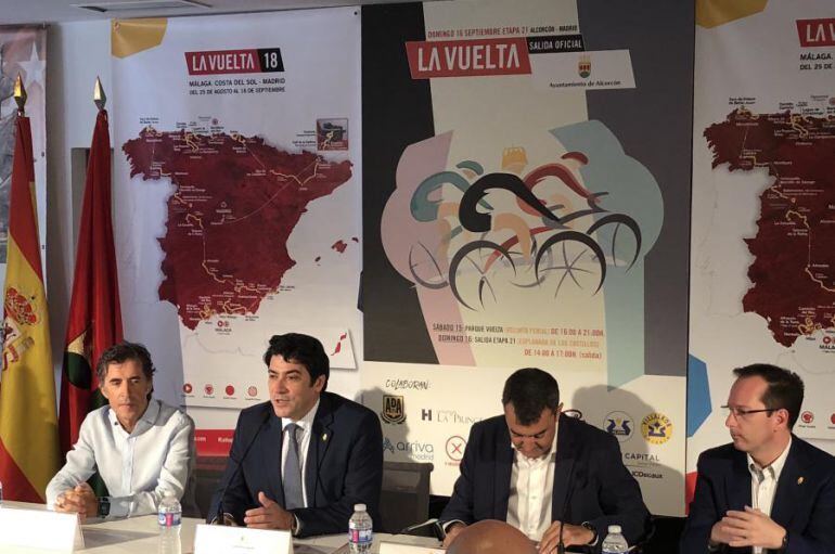 El excliclista Pedro Delgado, el alcalde de Alcorcón, David Pérez, Luis Galindo, primer teniente de alcalde y Javier Guillén, Dir. Gral. de La Vuelta.