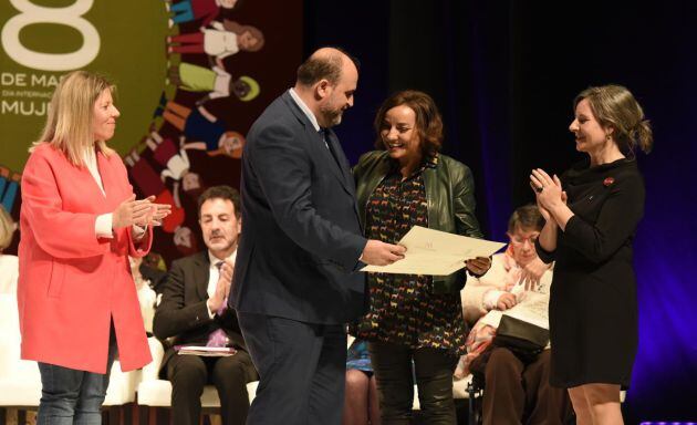 Inmaculada Jiménez, alcaldesa de Tomelloso aplaude el premio recibido por Pepa Bueno