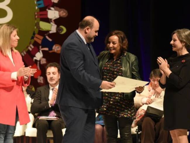 Inmaculada Jiménez, alcaldesa de Tomelloso aplaude el premio recibido por Pepa Bueno
