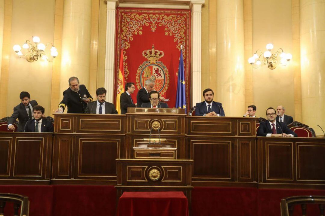Dos palentinos, Rodrigo Mediavilla (PP) y Eduardo Santiago (PSOE) ejerciendo de secretarios en la Mesa de Edad constitutiva del Senado