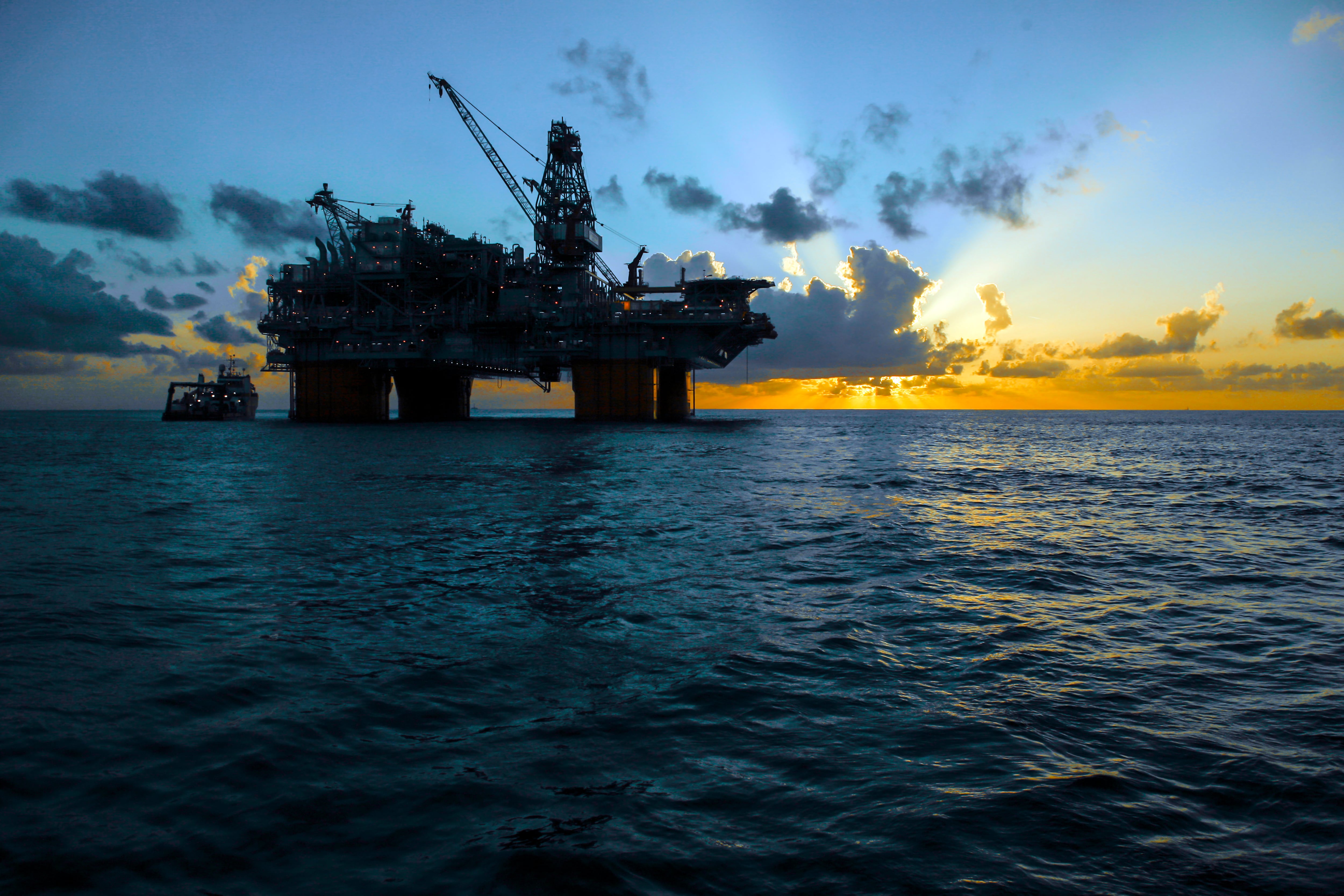 Una petrolera extrayendo carburante en medio del mar