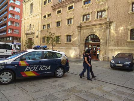 Momento de la llegada de la comisaria de Policía, Montserrat Marín al lugar del registro