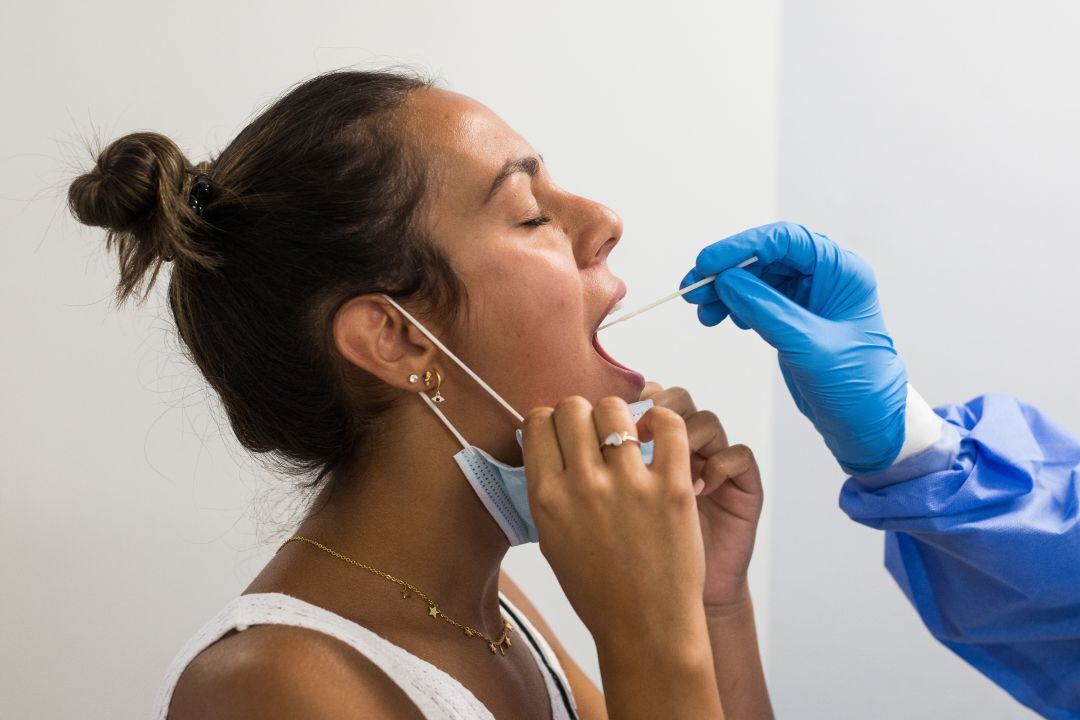 Una joven haciéndose una prueba PCR. 