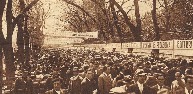 Imagen de la primera Feria del Libro de Madrid en 1933, instalada en el paseo de Recoletos