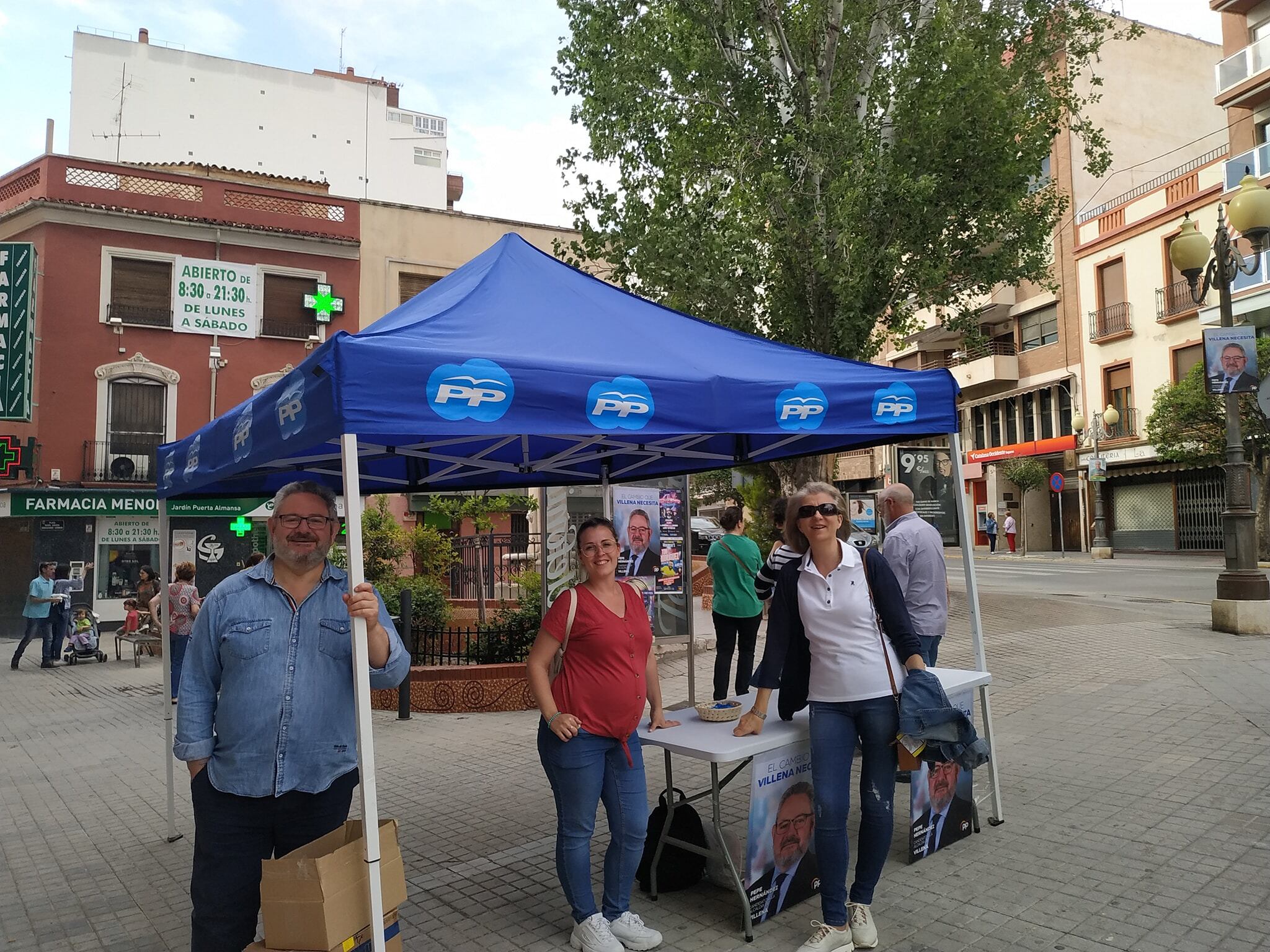 En el centro, la concejal dimitida