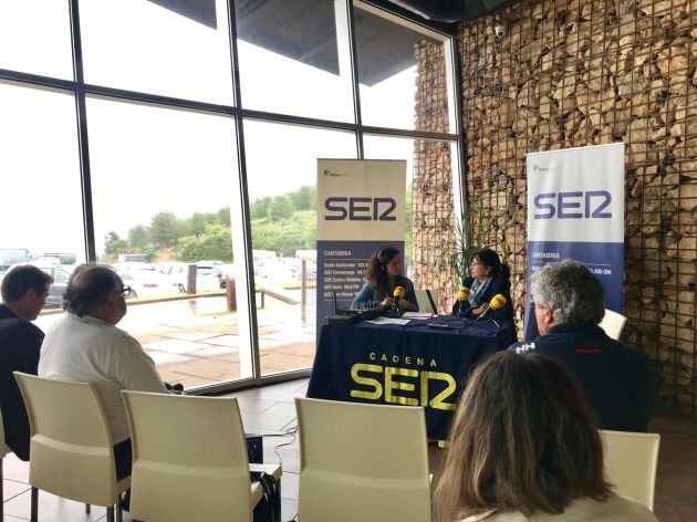 Eva Bartolomé, directora general de Turismo en funciones, junto a María Gutiérrez.