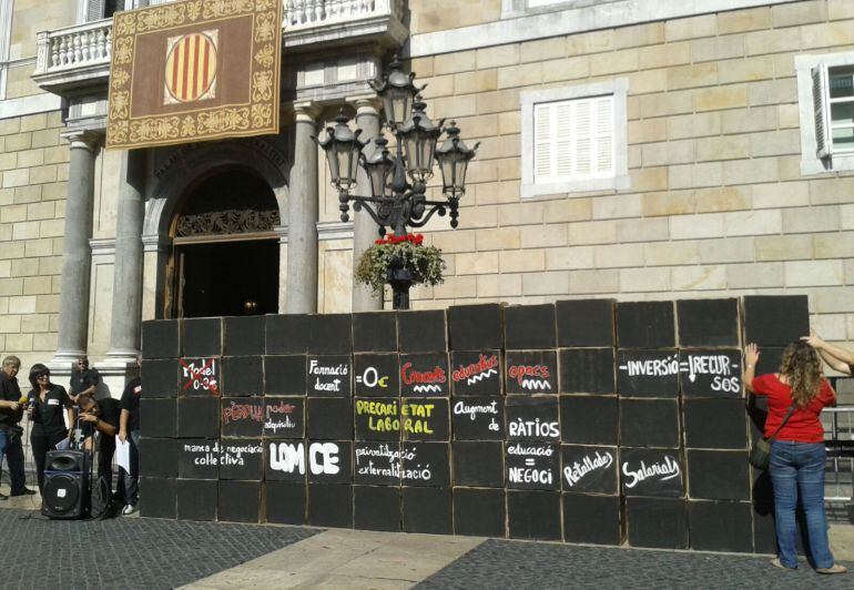 El mur aixecat pels sindicalistes davant el Palau de la Generalitat