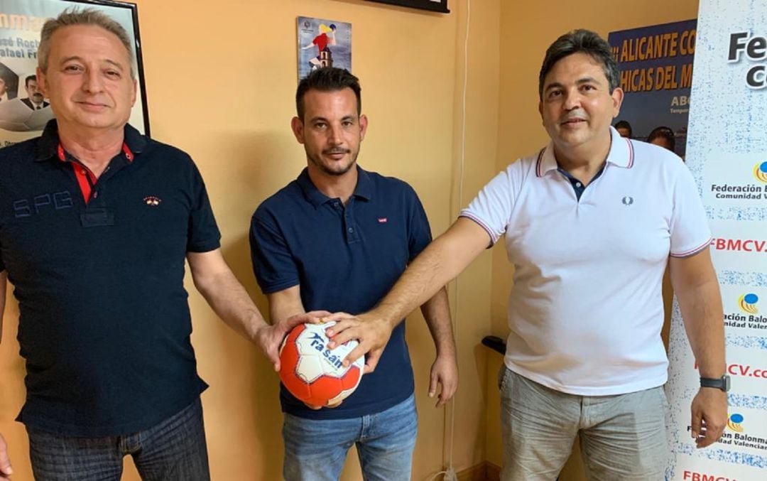 Daniel Orts (C) entre Manuel Javaloyes (I) y Pedro Fuertes