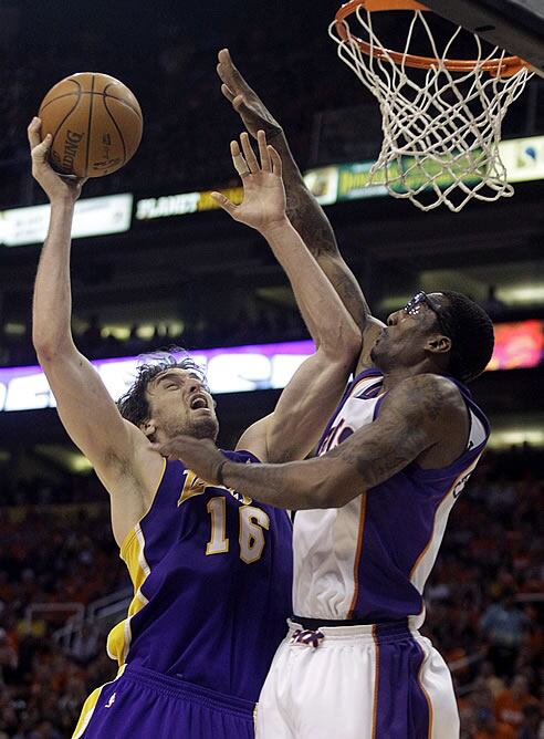 Pau Gasol intenta un tiro a canasta ante la presencia de Stoudemire