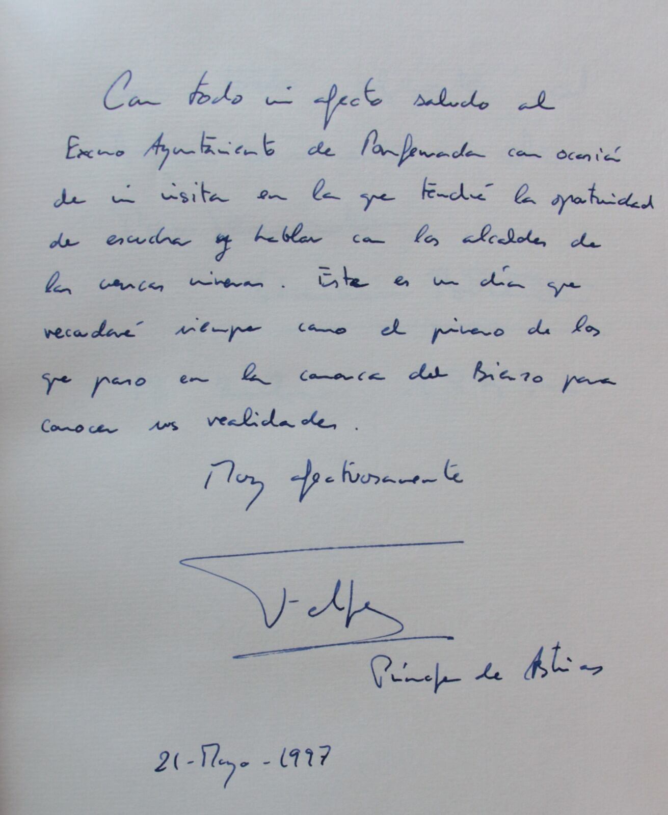 Dedicatoria en el Libro de Honor del Ayuntamiento de Ponferrada durante la visita de Felipe VI como Príncipe de Asturias en 1997