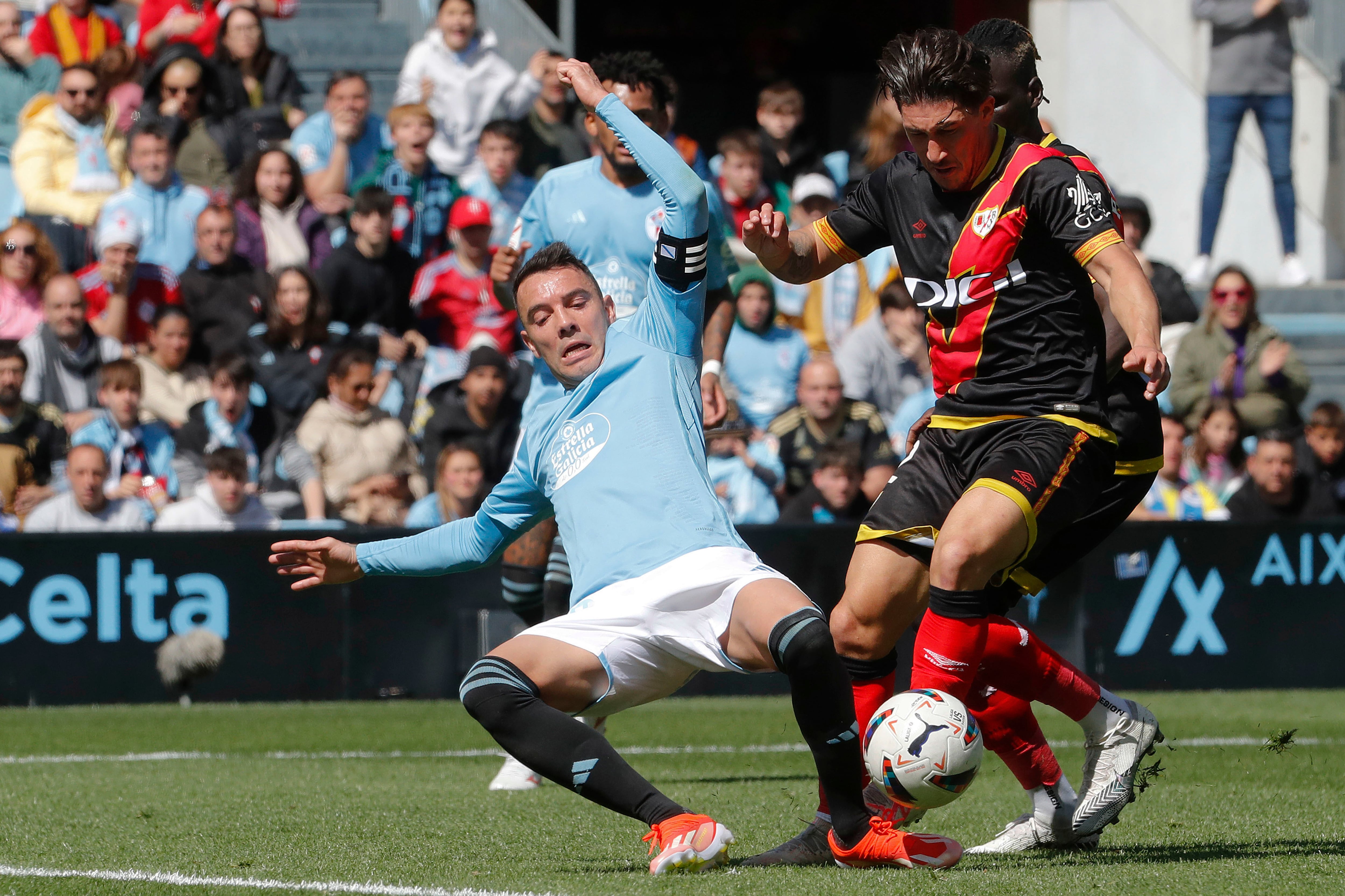 VIGO (PONTEVEDRA, 31/03/2024.- El delantero del Celta de Vigo Iago Aspas disputa un balón con el lateral del Rayo Vallecano Pacha Espino (d) este domingo, durante el partido de la jornada 30 de LaLiga EA Sports celebrado en el estadio Balaídos de Vigo.- EFE/ Salvador Sas
