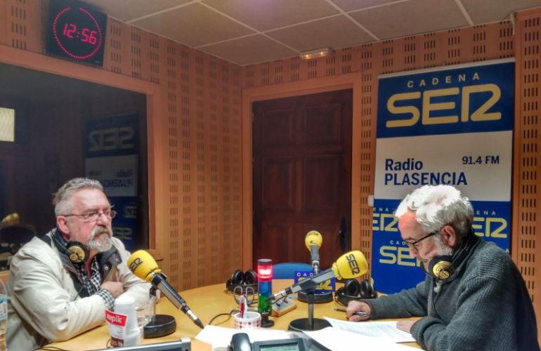 Jesús y Pedro como portavoces de la Plataforma de Pensionistas en los estudios de SER Norte de Extremadura