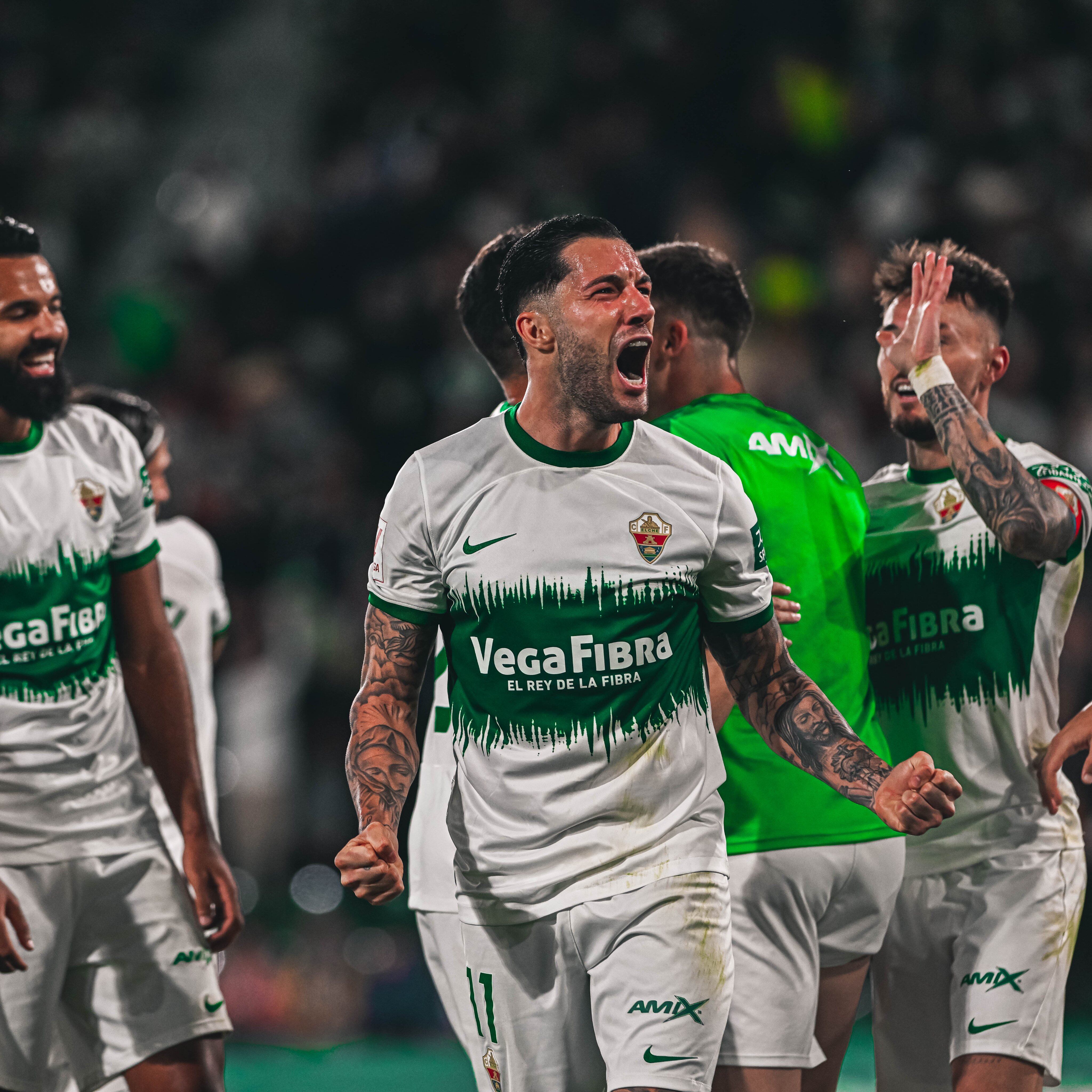 Tete Morente celebra uno de sus goles mirando a la grada del Martínez Valero