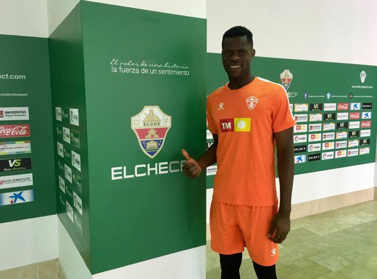 El portero Francis Uzoho posa en la Zona Mixta del Martínez Valero 