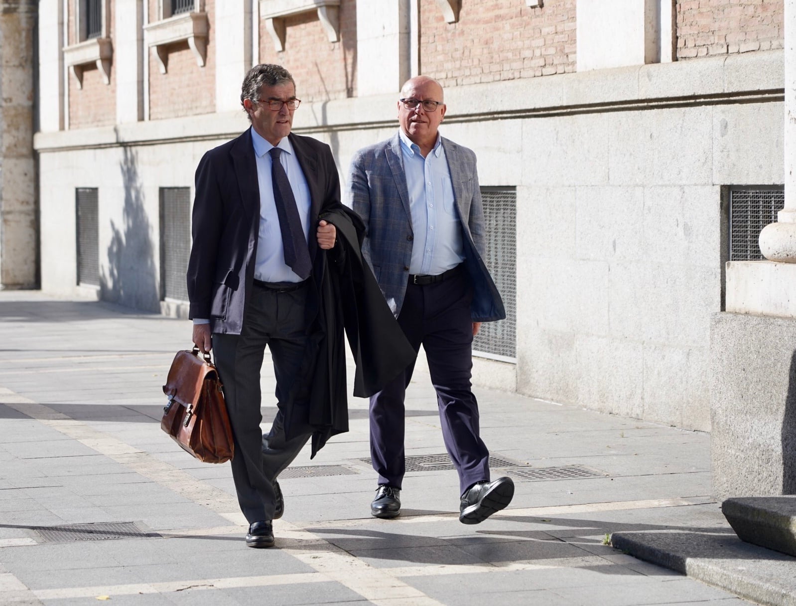 Alfonso Centeno llegando, junto a su letrado, a la Audiencia Provincial de Valladolid para la primera jornada del juicio por el ‘caso Meseta Ski’.