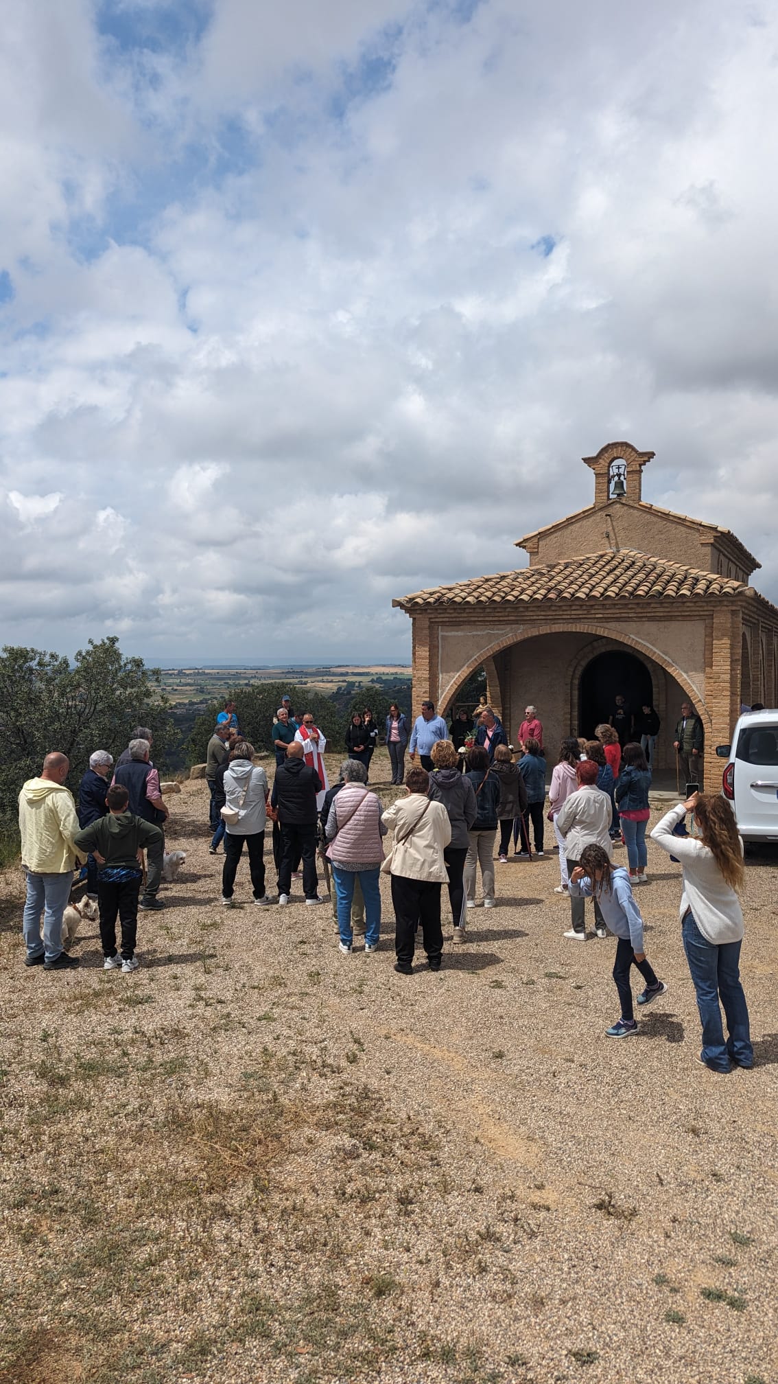 Momento de la misa en la ermita de San Isidro. Foto: Ayuntamiento de San Esteban de Litera