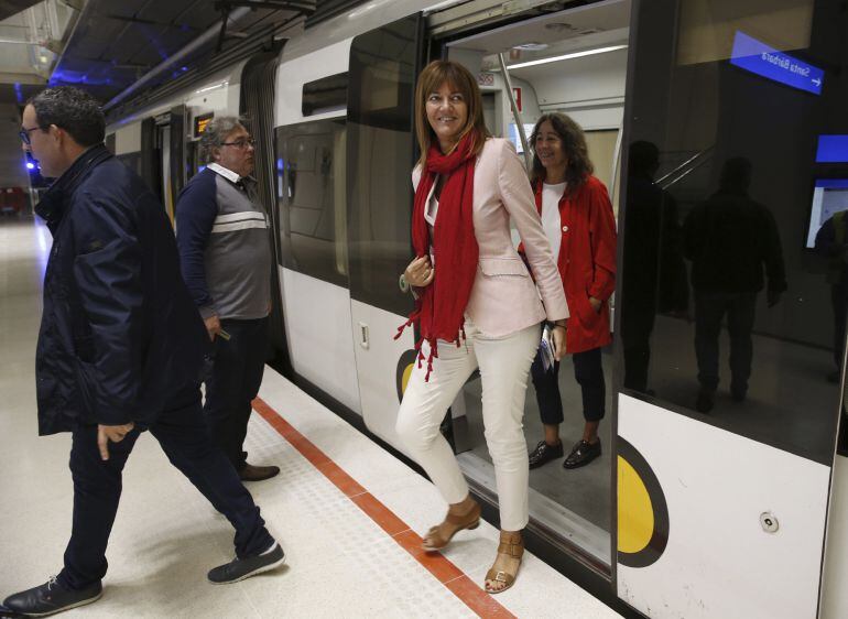 La candidata a lehendakari del PSE-EE, Idoia Mendia, se baja en la parada de Altza del Metro de Donostialdea.