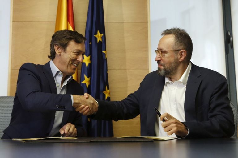 Los portavoces parlamentarios del PP, Rafael Hernando (i), y de Ciudadanos, Juan Carlos Girauta (d), durante la firma, en el Congreso, del pacto anticorrupción, por el que C&#039;s se compromete a votar a favor de la investidura de Mariano Rajoy en la segunda 