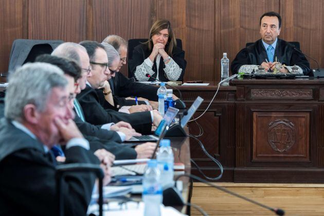 El abogado Pablo Jiménez de Parga (6i), que representa al expresidente socialista andaluz Manuel Chaves, durante su intervención en la sala de la Audiencia de Sevilla