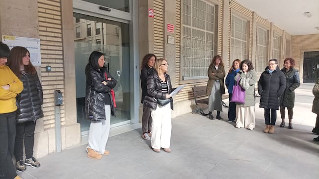 Concentración por el 25N en el ayuntamiento de Tauste