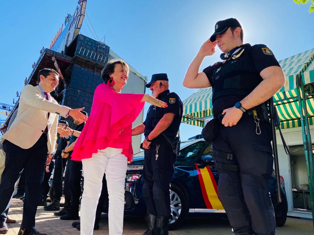 La subdelegada del gobierno y el alcalde de Córdoba saludan a los efectivos de la Policía Nacional desplegados en la Feria de Nuestra Señora de la Salud