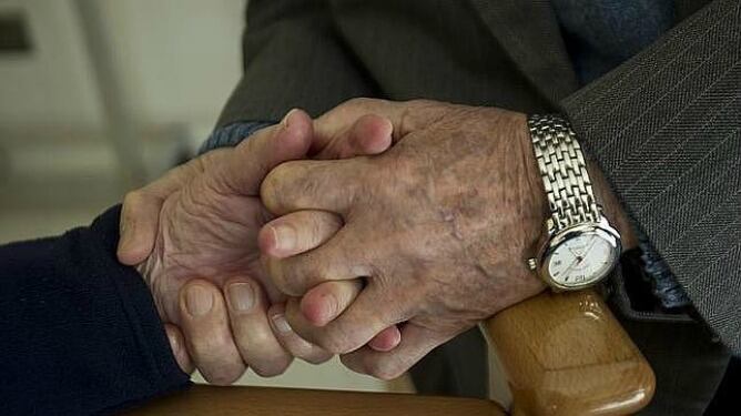 Pareja de ancianos se cogen la mano