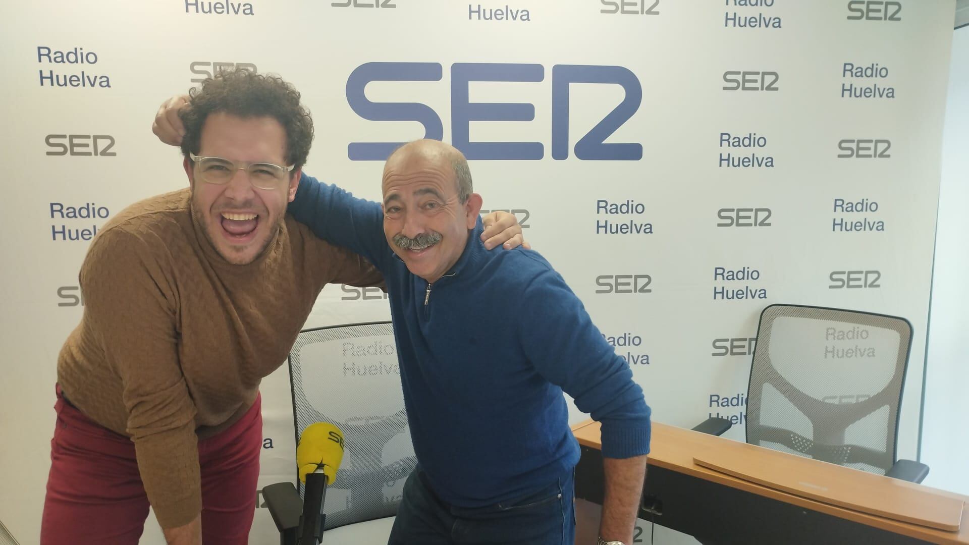 Jesús Ricca junto a Antonio García, ex director de la Escuela de Arte León Ortega de Huelva