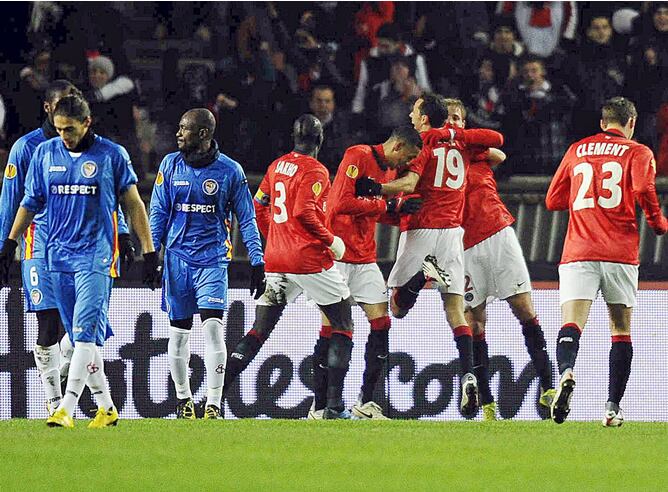 Los jugadores locales celebran el tanto ante la mirada de los defensas del Sevilla en la derrota 2-3 de los andaluces