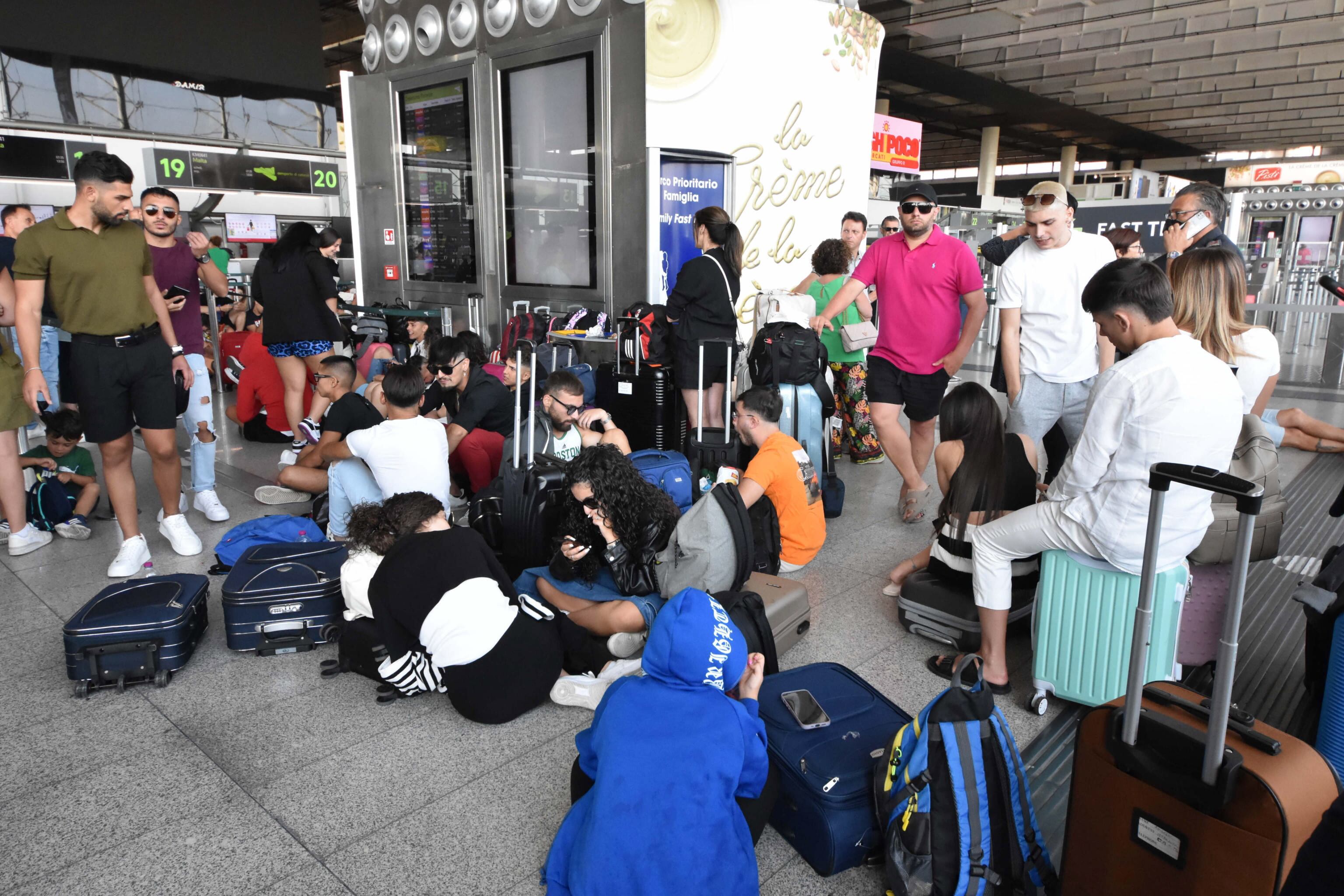 Viajeros en el aeropuerto de Catania. EFE/EPA/Orietta Scardino