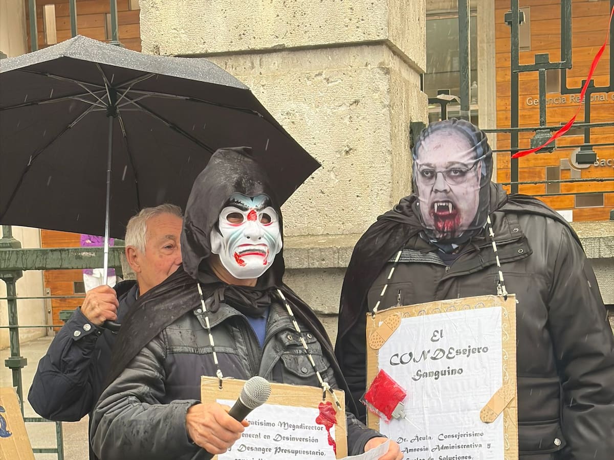 La Plataforma de la Sanidad en Valladolid "disfraza" al consejero de Sanidad de Drácula para criticar las privatizaciones