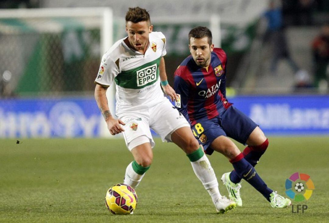 Aarón Ñíguez en un partido con el Elche en 2015 contra el Barcelona