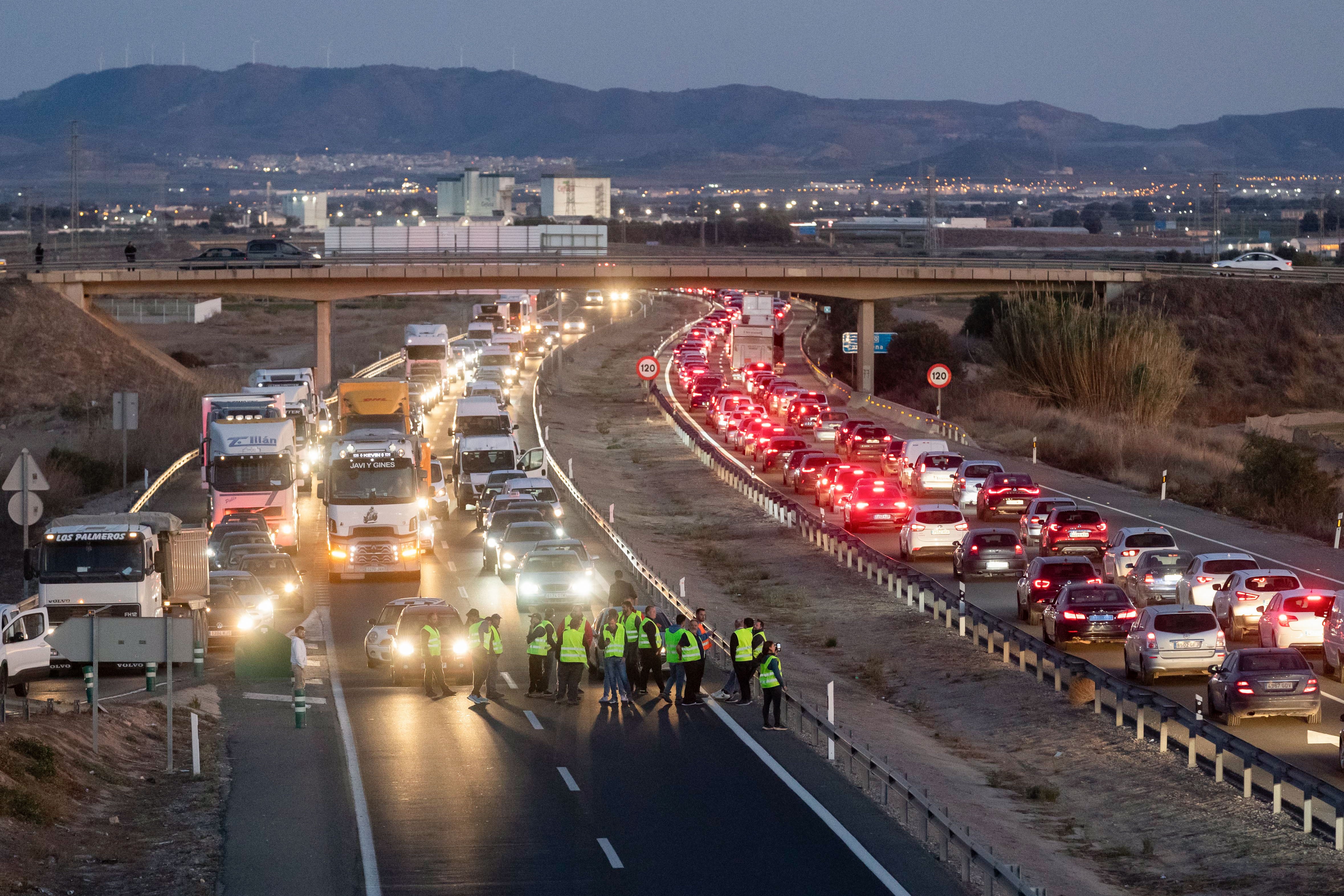 Medio centenar de vehículos entre tractores, camiones y turismos de agricultores cortan el tráfico en ambos sentidos en la autovía 30 que conecta Murcia y Cartagena al colapsar la rotonda de acceso en El Jimenado EFE/Marcial Guillén