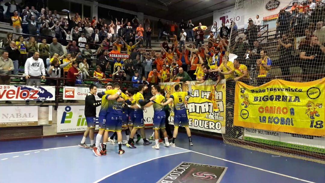 Los jugadores del BlasGon y Bodegas Ceres celebran con su afición el triunfo.