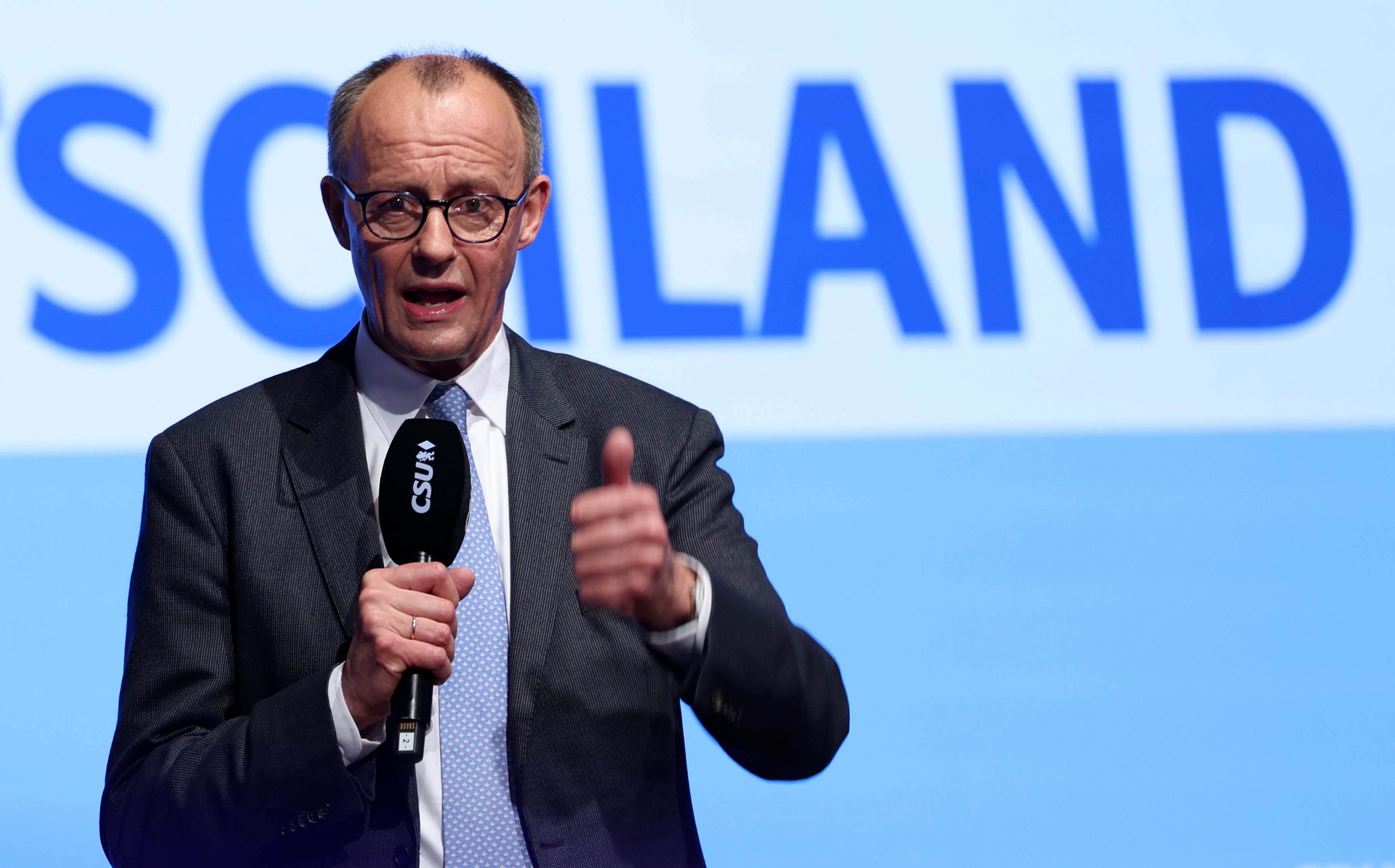 El candidato conservador a las elecciones alemanas, Friedrich Merz, durante su discurso en el último acto de campaña previo a los comicios de este domingo. EFE/EPA/GINTARE KARPAVICIUTE