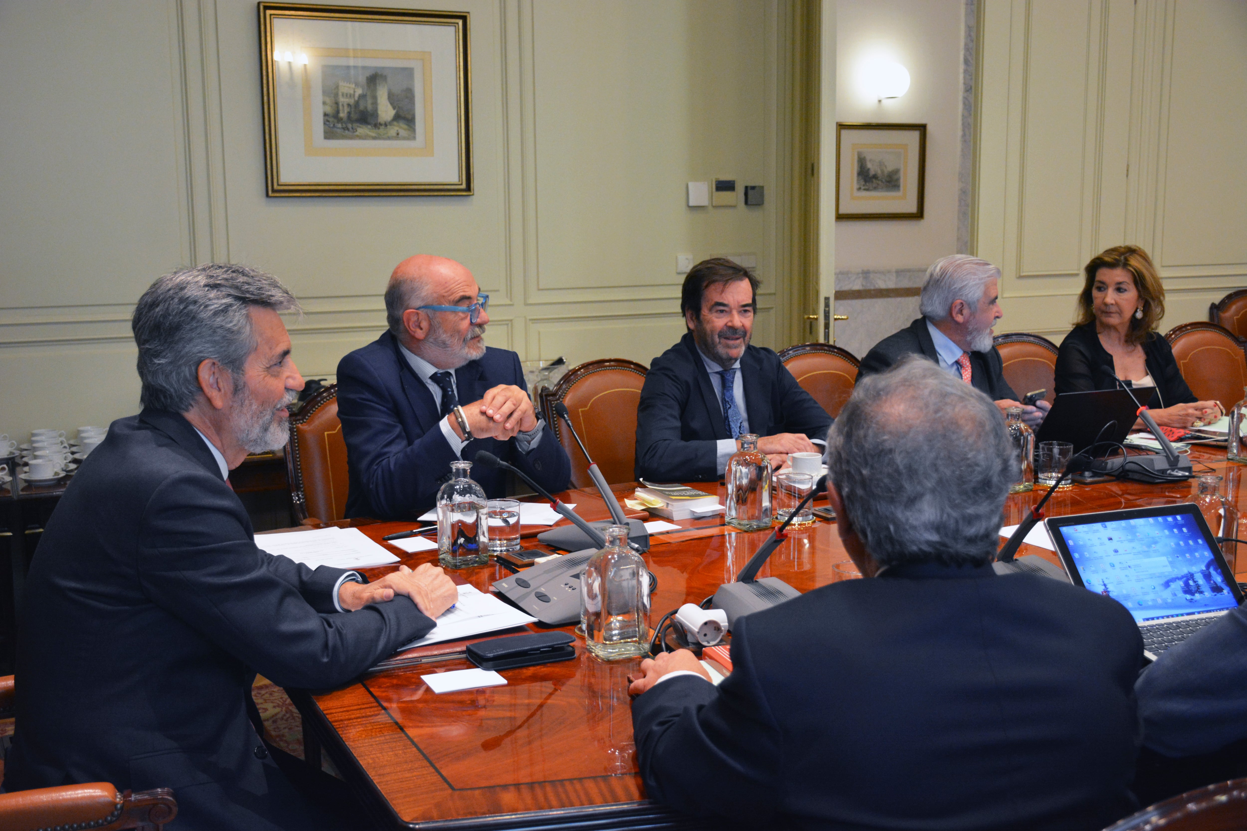 MADRID, 08/09/2022.- El presidente del Consejo General del Poder Judicial (CGPJ) , Carlos Lesmes (i), preside un pleno extraordinario del organismo para estudiar si nombra a los dos magistrados del Tribunal Constitucional que le corresponde designar para la renovación de este órgano, este jueves. EFE/ CGPJ  SOLO USO EDITORIAL/SOLO DISPONIBLE PARA ILUSTRAR LA NOTICIA QUE ACOMPAÑA (CRÉDITO OBLIGATORIO)
