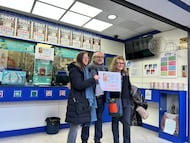 Los loteros de la administración "El Rosario" de Zaragoza celebran que les ha tocado el Gordo de la Lotería del Niño