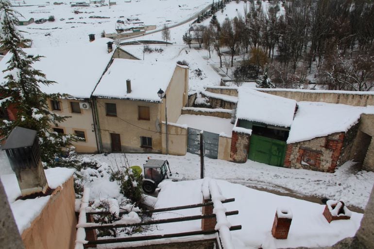 Un tractor esparce sal en una calle de Cuéllar durante la nevada del principios de enero