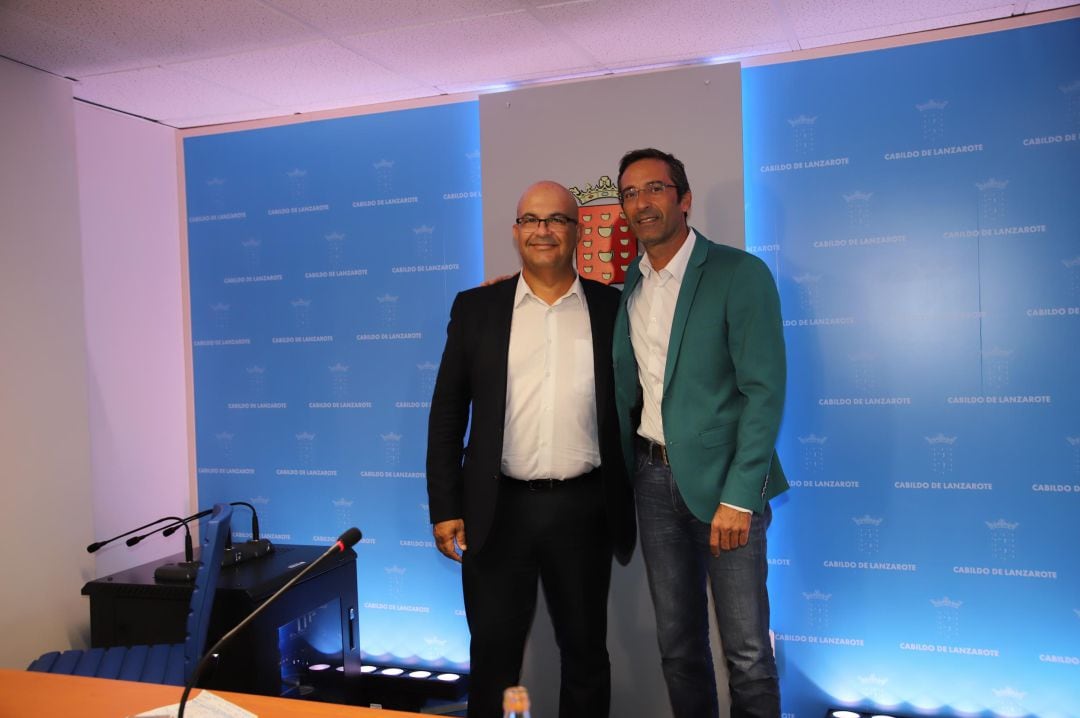 Luis Arráez junto al presidente en funciones del Cabildo de Lanzarote, Pedro San Ginés.