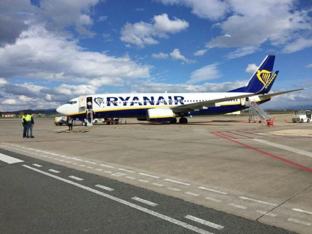 Un avión de Ryanair en el aeropuerto de Foronda