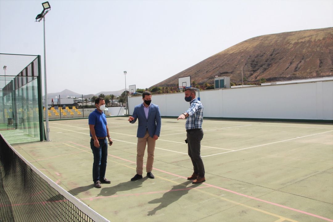 Visita de los representantes públicos de Yaiza a las canchas y pista de atletismo objeto de la intervención.  