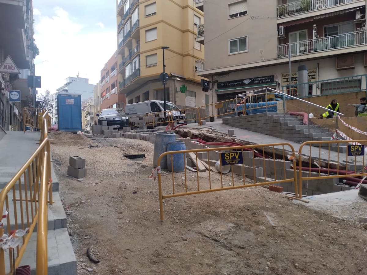 Calp instala una rampa mecánica en la calle Murillo para facilitar el acceso peatonal al casco histórico