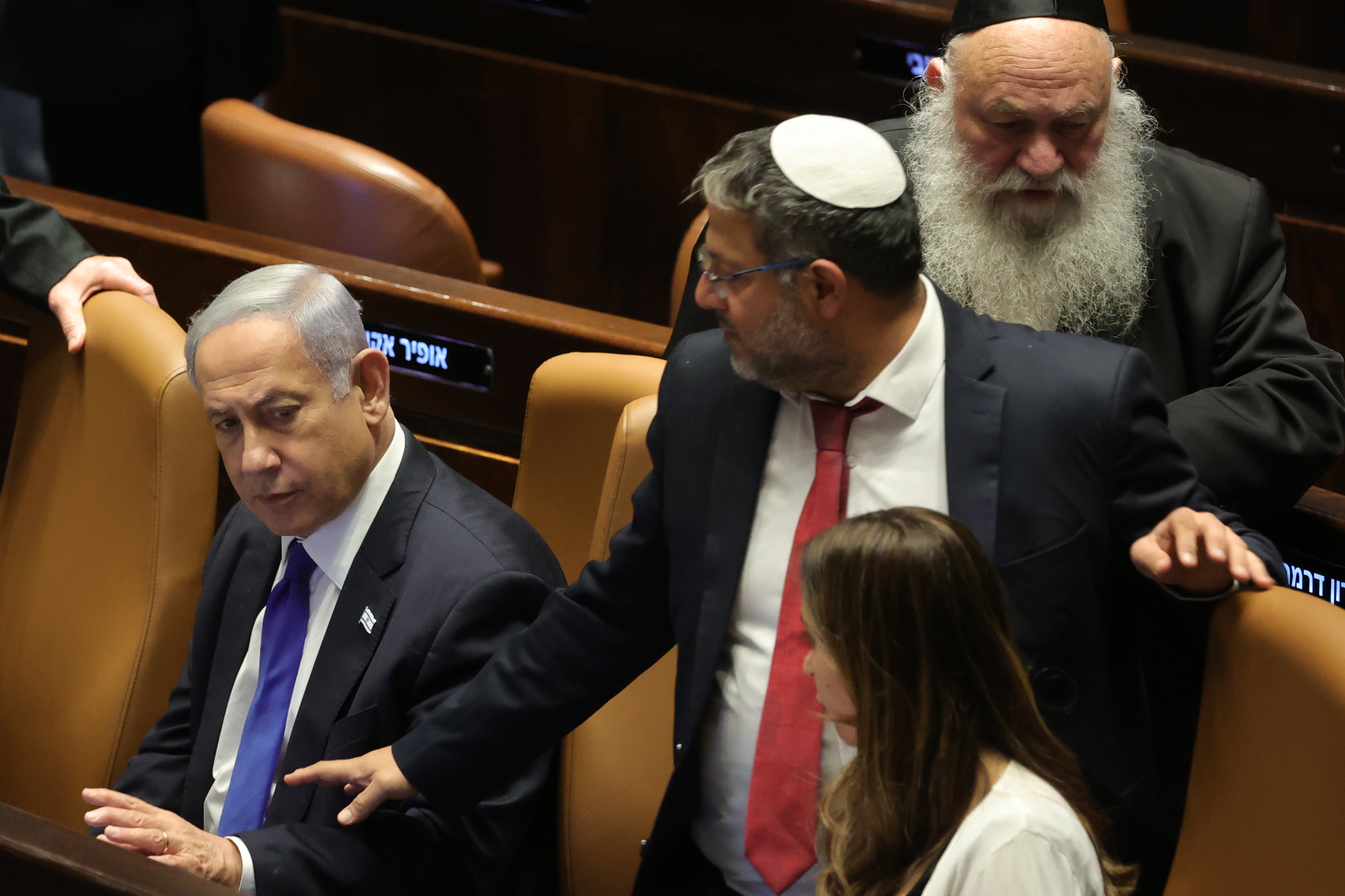 El ministro Israelí de Seguridad Nacional Itamar Ben Gvir, habla con el primer ministro, Benjamín Netanyahu, durante la sesión de voto en el Parlamento.