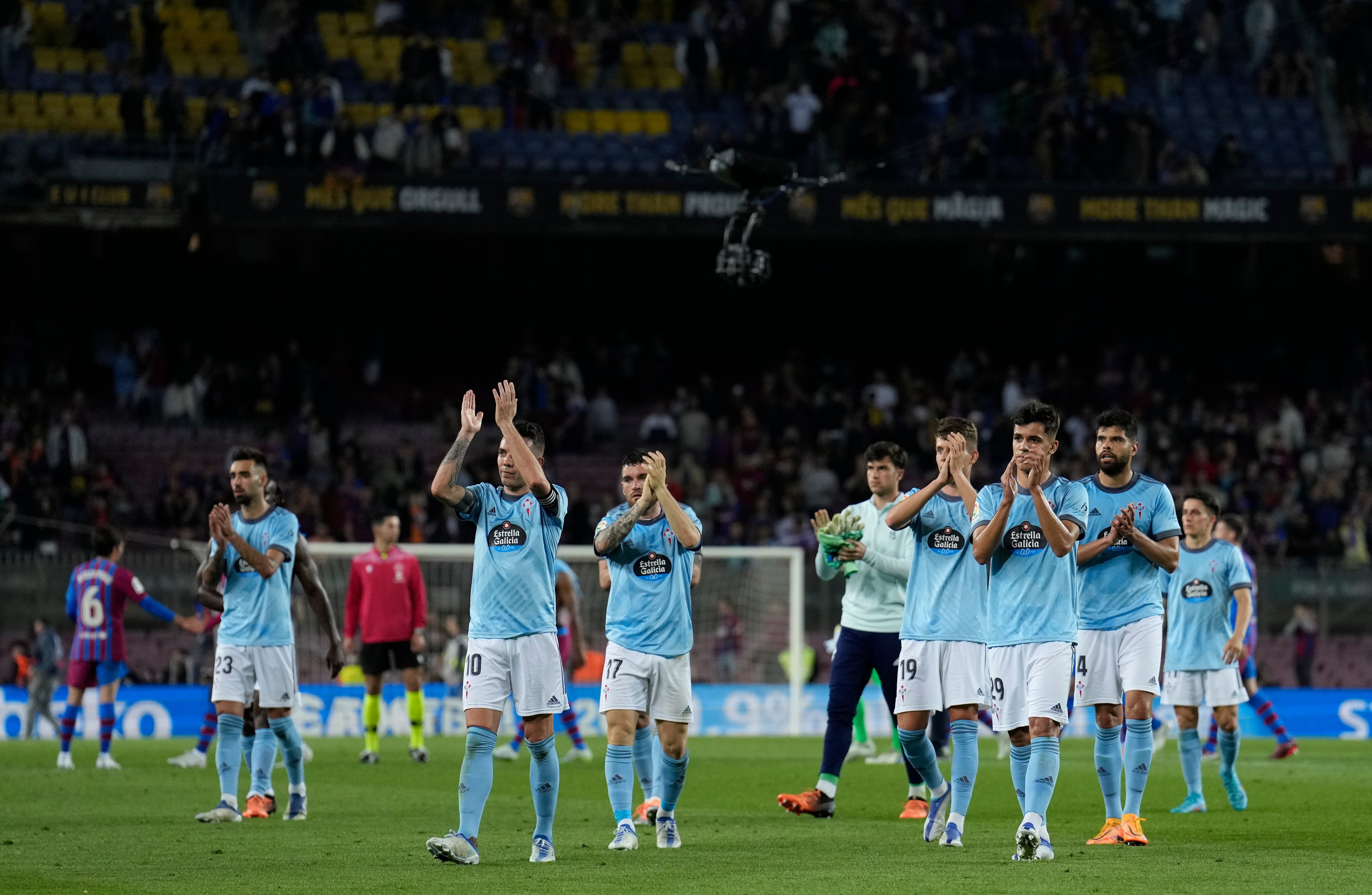 BARCELONA, 10/05/2022.- Los jugadores del Celta de Vigo aplauden a la afición tras el encuentro correspondiente a la jornada 36 de Primera División que han disputado hoy martes frente al FC Barcelona en el Camp Nou, en Barcelona. EFE/Alejandro García
