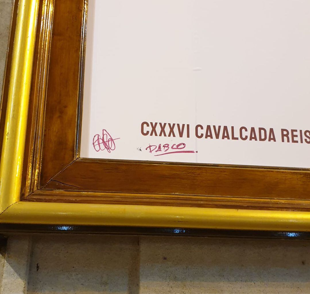 La Policía Local identifica al presunto autor de las pintadas en el cartel de la Cabalgata de Reyes Magos de Alcoy.