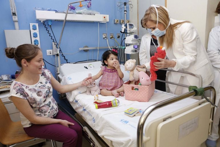 GRA217. MADRID, 03/09/2015.- Fotografía facilitada por la comunidad de Madrid de su presidenta Cristina Cifuentes, durante la visita a las instalaciones del Hospital Materno-Infantil de La Paz, que este mes cumplirán su 50 aniversario. EFE/*SOLO USO EDITORIAL*