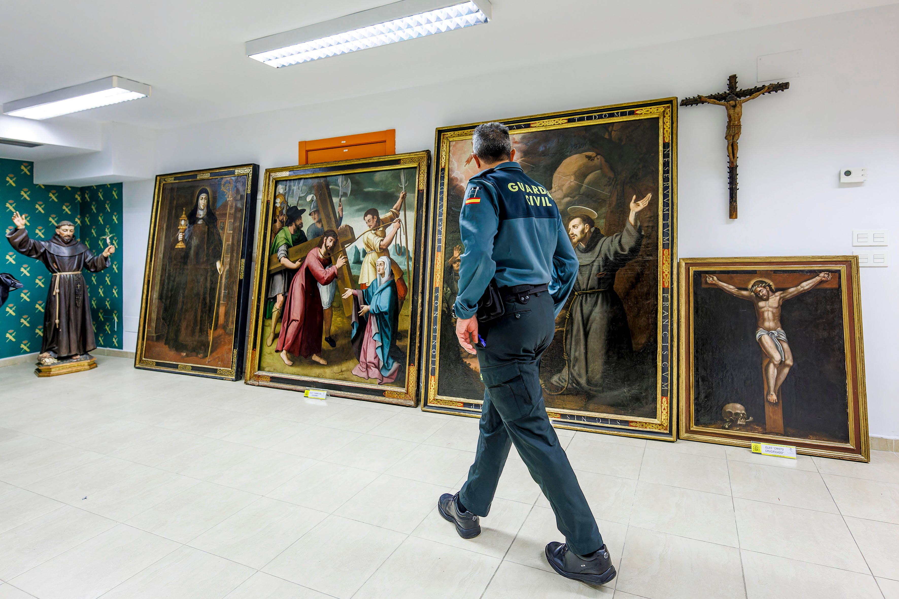 La Guardia Civil de Burgos expone las piezas de arte sacro recuperadas y rescatadas tras ser vendidas por internet por la exabadesa Laura García de Viedma y a otra exmonja del monasterio de Belorado
