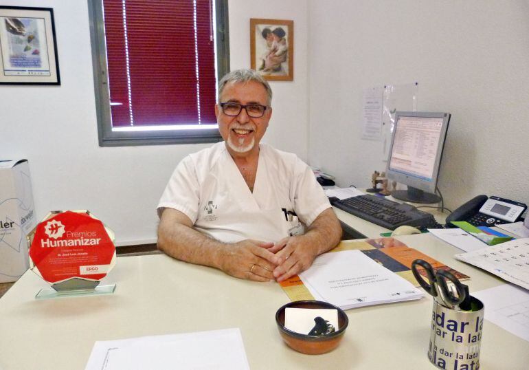 José Luis Jurado, enfermero del Hospital de Sant Joan d'Alacant ganador del premio HUMANIZAR