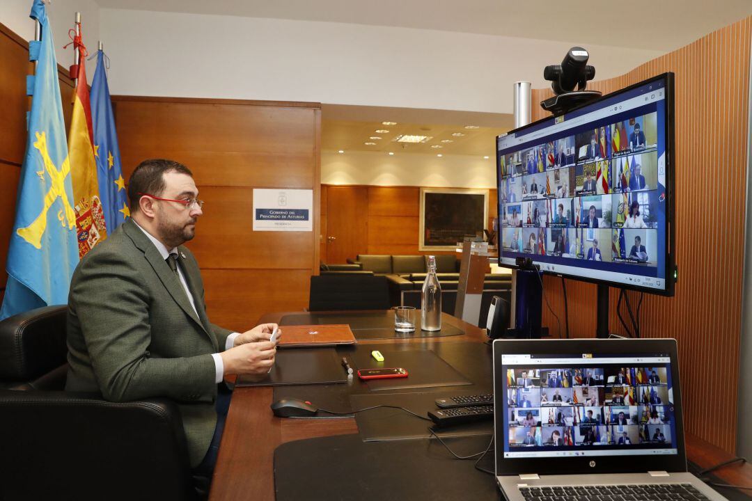 El presidente del Principado, Adrián Barbón, durante la reunión dominical.