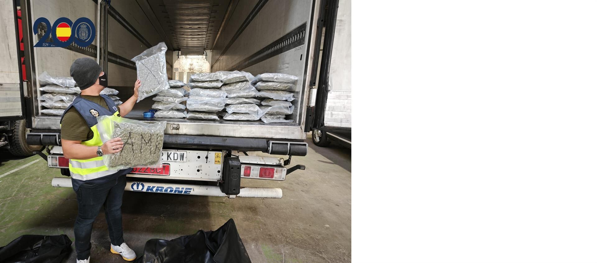 34 bolsas con cogollos de marihuana perfectamente envasados al vacío y dispuestos para su posterior distribución